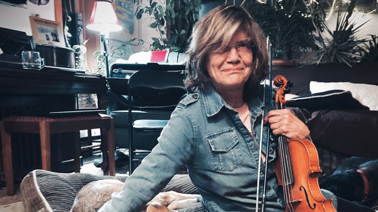 Photo of violinist, Dinah Mellin
